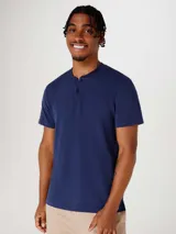 Camiseta azul con cuello henley y botones.