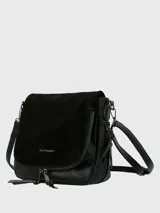 Cartera bandolera Hush Puppies de cuero sintético negro con detalles en gamuza. Tiene correa ajustable y cierre con solapa y cremallera.