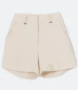 Short de sastrería color crudo, con cintura con doble trabillas y elástico en la espalda. El modelo está hecho de un material responsable y se ajusta muy bien, proporcionando comodidad y libertad de movimiento, perfecto para los días calurosos al aire libre.