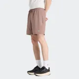 Short deportivo color marrón claro, con cintura elástica ajustable con cordón y logo de New Balance estampado en la pierna izquierda.