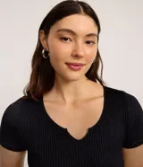 Body celeste de poliamida seamless con textura acanalada, cuello en V, mangas cortas y cierre en la entrepierna.