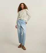 Pantalón balloon de jeans celeste, con trabillas en la cintura, bolsillos y recorte en el lateral.