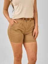 Short color verde militar, de corte clásico, con bolsillos laterales y traseros.