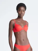 Brasier Calvin Klein color rojo, con copas moldeadas, breteles finos regulables y logo en el lateral izquierdo.