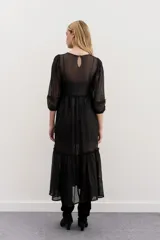 Vestido largo negro de tul bordado con lentejuelas y canutillos, mangas ballon y escote redondo.