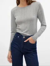 Camiseta gris de manga larga y cuello redondo, con tejido acanalado.