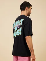Remera blanca de algodón con calce relaxed y estampado pequeño en el pecho.