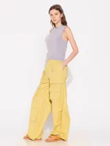 Pantalón amplio y cómodo, con cintura elastizada y múltiples bolsillos en el frente y laterales.