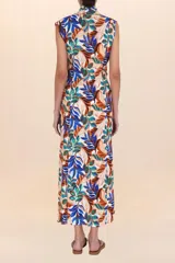 Cover up largo sin mangas con estampado de hojas en tonos azul, marrón y verde. Presenta un diseño fluido con escote en V profundo y un lazo ajustable en la cintura para definir la silueta.