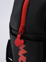 Mochila negra con estampado de la cara de Mickey Mouse en blanco y letras rojas.