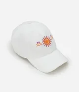 Gorra blanca de sarga de algodón, con visera curva y cierre ajustable con hebilla. Presenta bordado frontal con un sol y la frase "Alma Solar".