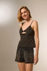 Musculosa negra de breteles finos, con escote en V y pinzas en el busto.