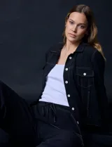 Pantalón cargo negro de crepe marca Ninety. Tiene pretina ancha elastizada en punto smock con lazo de ajuste y bolsillos cargo laterales.