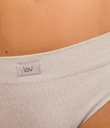 Kit de dos bombachas bikini hilo confeccionadas en poliamida texturizada con acabado seamless y etiqueta Lov en la cintura.