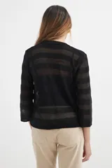 Cardigan de tejido de punto color beige con rayas horizontales en tono más claro, de mangas 3/4 y corte clásico.