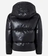 Campera puffer negra con capucha y cierre de cremallera.