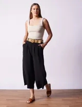 Pantalón capri negro de gasa bambula marca Dictionary. Tiene pretina ancha, pretina trasera elastizada y bolsillos delanteros. El modelo es de pierna ancha e incluye cinturón.