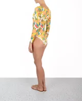 Entero de lycra con estampado floral multicolor, cierre frontal con cremallera y mangas largas.