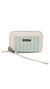 Billetera mediana de símil cuero color rosa, combinada con telar de colores amarillo, rosa y negro. Tiene compartimento interior con tarjeteros y cierre interior, monedero con cierre alrededor y correa de mano desmontable.