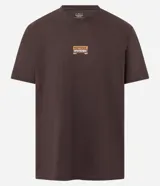 Remera marrón de algodón peruano, corte comfort, cuello redondo y mangas cortas. Estampa frontal con la leyenda "Outside Division" en color naranja.