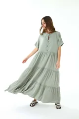 Vestido largo color verde salvia, de lino, con cuello mao, mangas cortas y corte escalonado con volados.
