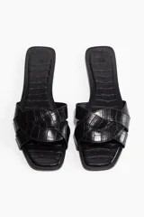 Sandalias negras con punta cuadrada y tira ancha trenzada. Taco de 1 cm.