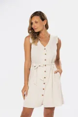 Vestido corto color beige de lino con escote en V, sin mangas, con botones frontales y cinturón de lazo.