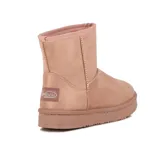 Pantubota corta de color rosa con interior de piel sintética color crema.