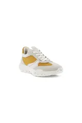 Zapatillas retro en combinaciones de blanco y mostaza, con diseño deportivo y suela moderna.