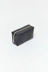 Necesser negro con diseño tejido y cierre dorado.