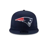 Gorra New Era 9Fifty color azul marino con logo bordado de los New England Patriots en el frente.