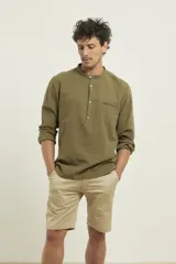 Camisa amarilla de lino con cuello mao y manga larga.