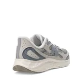 Championes New Balance Running Course, color gris y beige, con capellada de malla y detalles en cuero sintético. Entresuela Fresh Foam para mayor amortiguación y confort.