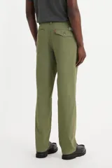 Pantalón chino de corte estándar en color verde militar, confeccionado en 100% algodón.