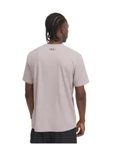 Remera celeste de Under Armour, corte clásico, mangas cortas y logo estampado en el pecho.
