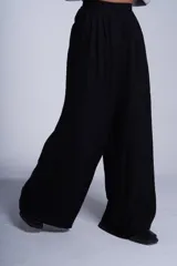 Pantalón de vestir color beige, de corte palazzo, con cintura alta, pinzas delanteras y elástico en la parte trasera de la cintura.