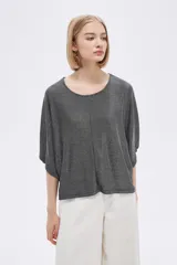 Remera manga corta gris con lurex, de corte holgado y cuello redondo.