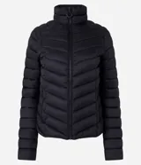 Campera puffer ultraligera color marrón, confeccionada en poliamida acolchada, con cuello alto y cierre por cremallera. Incluye bolsita con cordón.