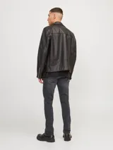 Jean de hombre de tiro bajo, corte slim fit, color gris oscuro con efecto desgastado.
