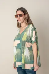 Remera italiana estampada con escote en V y mangas cortas.