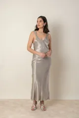 Vestido largo negro de satén con breteles finos y escote en V.