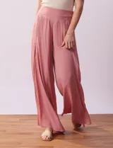 Pantalón palazzo color rosa, de gasa bambula, con pretina ancha elastizada en la espalda y tajos frontales.