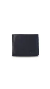Billetera de cuero color negro, con interior liso y visor para tarjetas. Cuenta con espacio para 12 tarjetas y compartimento para billetes con cierre interno.