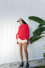 Sweater negro de punto con cuello redondo y corte oversize.