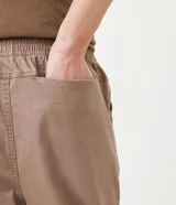Pantalón jogger color marrón claro, con cintura elástica, cordón de ajuste y bolsillos laterales.