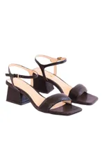 Sandalias de cuero negro con textura de piel de serpiente, tira ancha sobre los dedos, pulsera ajustable al tobillo con hebilla dorada y tacón geométrico de 6 cm.