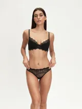 Vedetina de encaje negro con refuerzo de algodón.