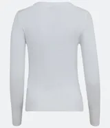Cardigan blanco de punto con escote en V, manga larga y cierre frontal con botones negros.