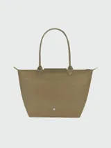 Bolso tote grande Longchamp modelo Le Pliage Green, color marrón chocolate, confeccionado en lona de nylon reciclado con detalles en cuero marrón y herrajes plateados.