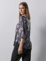 Blusa de modal estampado con calado floral, marca Ruby Rd. Manga ¾ con aplique en crochet y terminación amplia.